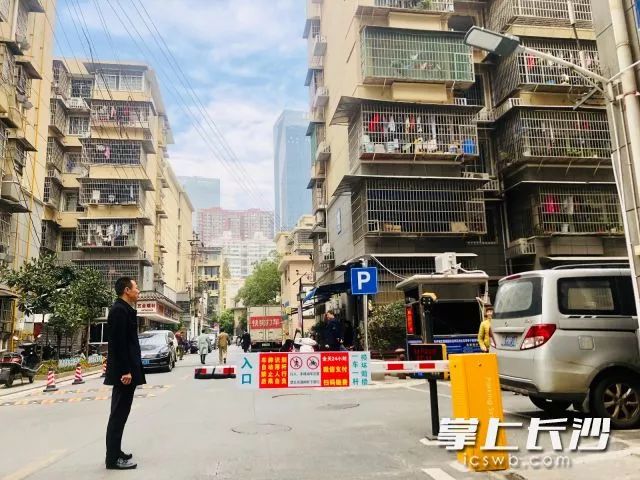 茅亭子小區(qū)主要路口都安裝智能道閘規(guī)范停車收費(fèi)照片均為長(zhǎng)沙晚報(bào)全媒體記者李卓攝